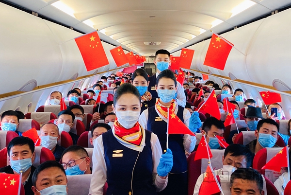 图 北部湾航空青秀乘务组与旅客合影_副本.jpg 图 北部湾航空青秀乘务组与旅客合影_副本.jpg