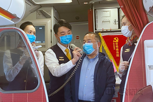 图  GX8812航班旅客回答“壮族三月三”趣味提问_副本.jpg