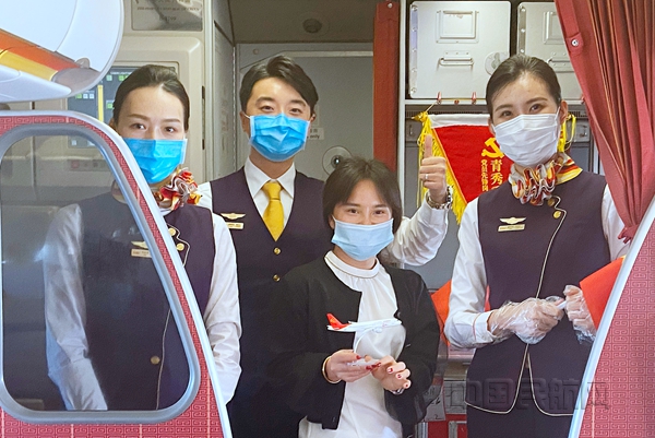 图 GX8812航班获奖旅客与北部湾航空青秀乘务组合影_副本.jpg 图 GX8812航班获奖旅客与北部湾航空青秀乘务组合影_副本.jpg