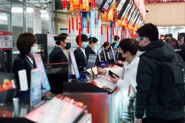 nEO_IMG_王有勉 摄影 南航地服人员为旅客办理值机