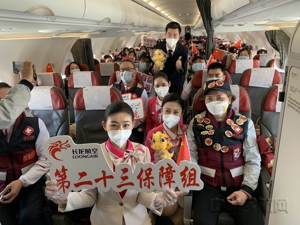 nEO_IMG_李兰娟院士与长龙航空机组合影