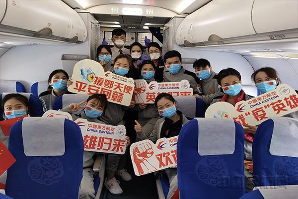 31日武汉包机 摄影:于娇.jpg 31日武汉包机 摄影:于娇.jpg