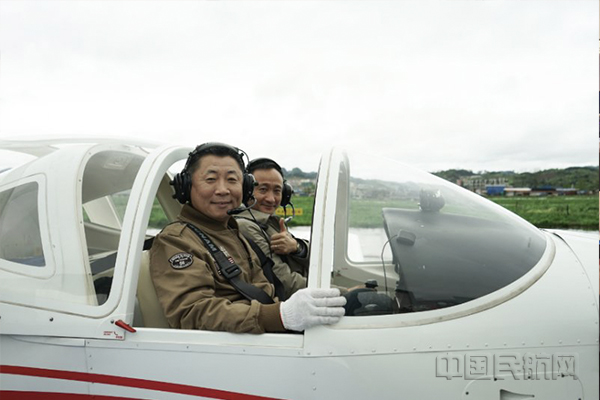 冠一董事长朱颂华（右）随且兰通航总经理、飞行员侯珉（左）体验培训使用机型-冠一供图1.jpg