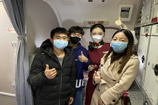 乘务组同前往南京的复工团人员合影1.jpg 乘务组同前往南京的复工团人员合影1.jpg