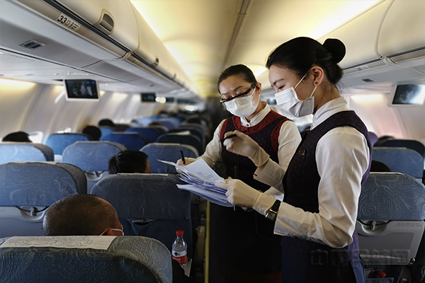乘务组组织复工旅客填写健康表 刘嫚摄1.jpg
