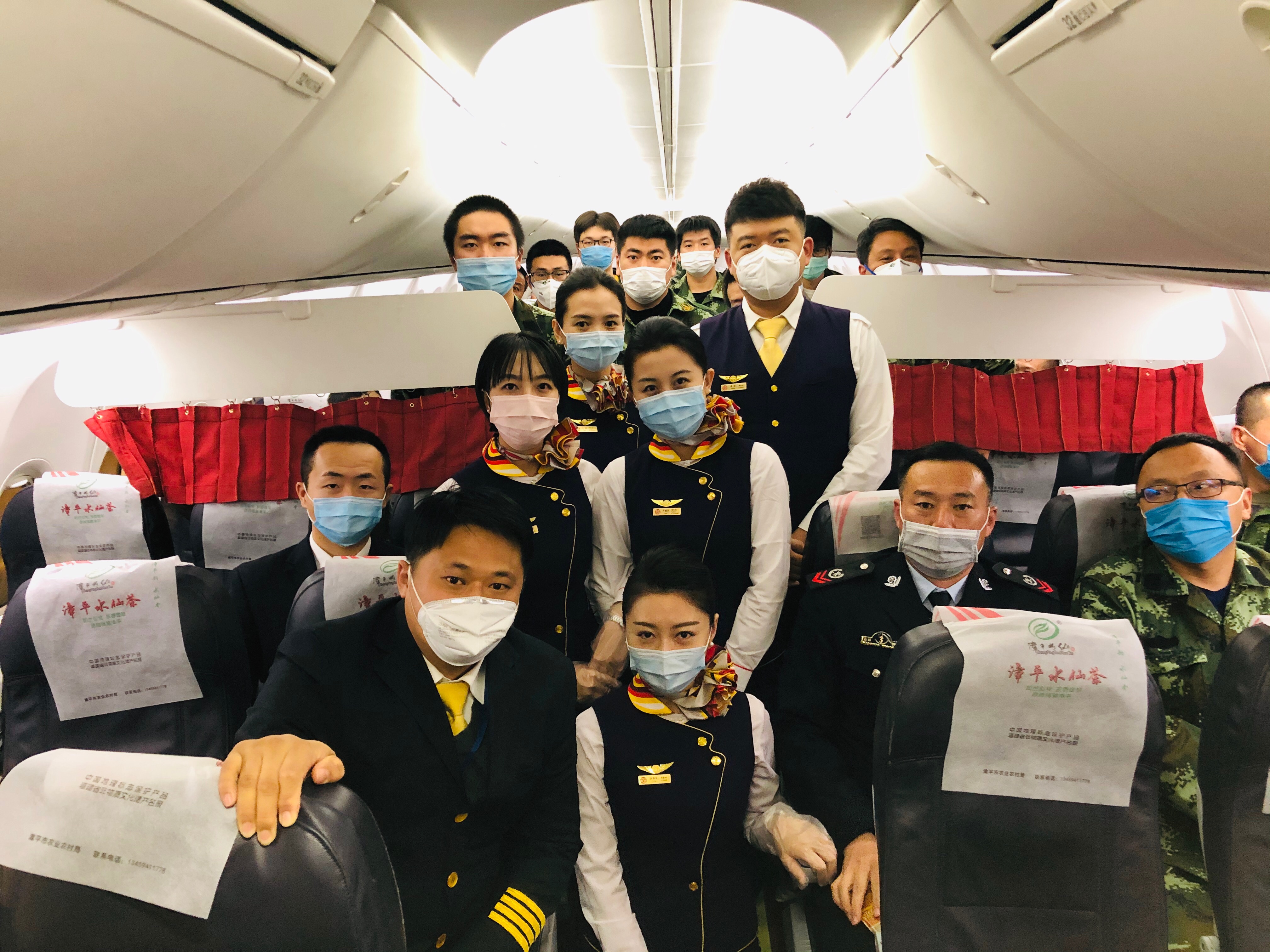 机组人员与乘客合影.jpg 机组人员与乘客合影.jpg