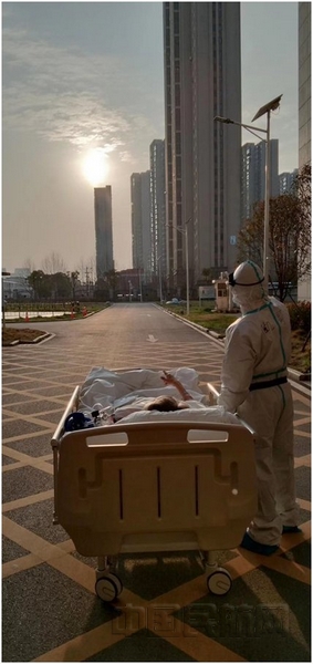 nEO_IMG_感动过许多人地“27岁医生带87岁爷爷看日落”瞬间-甘俊超摄