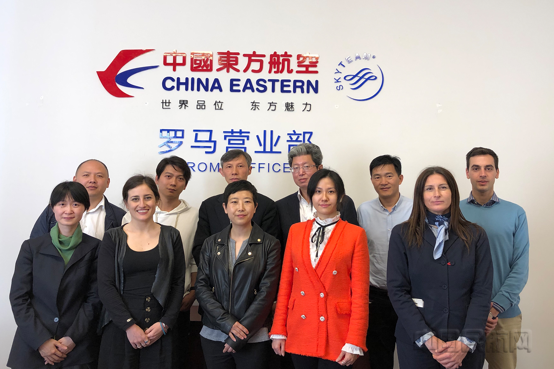 日常工作中的阎广（后排右二）与东航罗马营业部团队同事.jpg