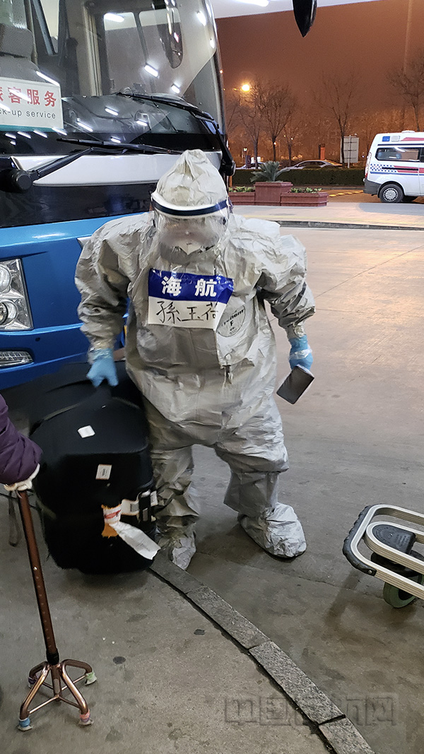 附图3:海航员工孙玉荷帮助多伦多-北京国际航班轮椅旅客1.jpg