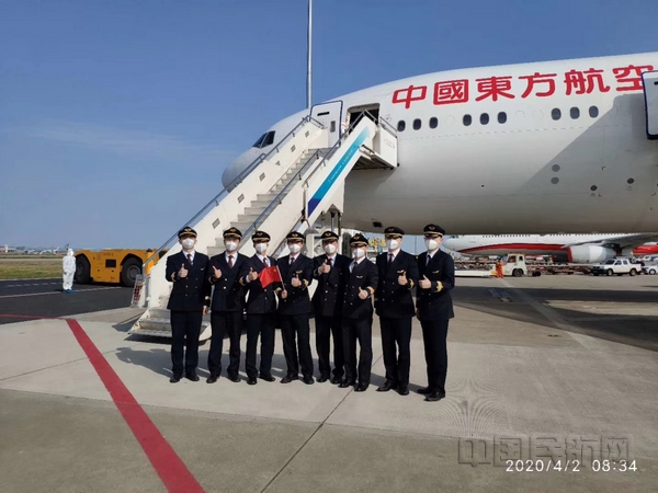 nEO_IMG_整装待发的东航机组-东航供图