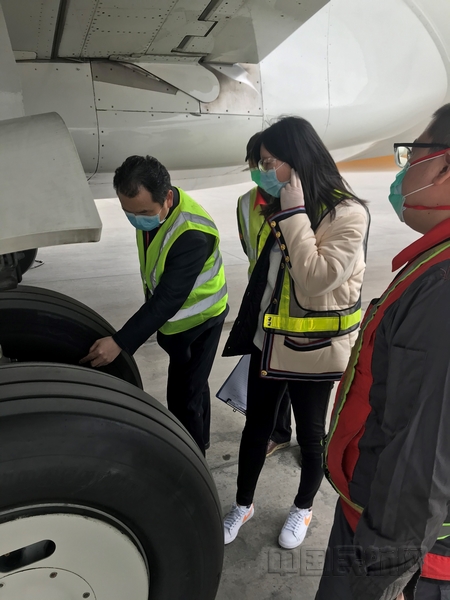 nEO_IMG_附图1:长安航空维修工程部刘双焕(左)介绍飞机轮胎检查情况