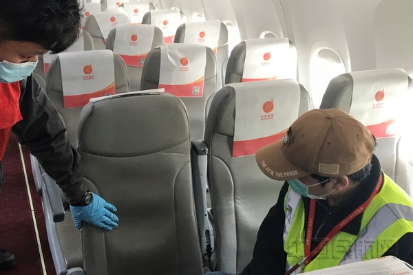 nEO_IMG_附图2:长安航空维修工程部吕林(右)介绍飞机内部检查情况