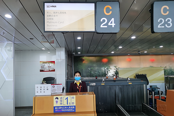 附图:海航集团旗下长安航空开设医护专属柜台优先办理值机手续1.jpg 附图:海航集团旗下长安航空开设医护专属柜台优先办理值机手续1.jpg