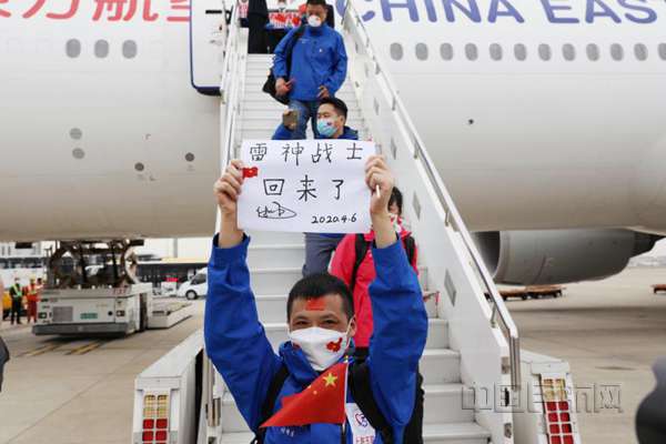 完成雷神山任务后回到上海的医疗队员-东航供图_副本.jpg