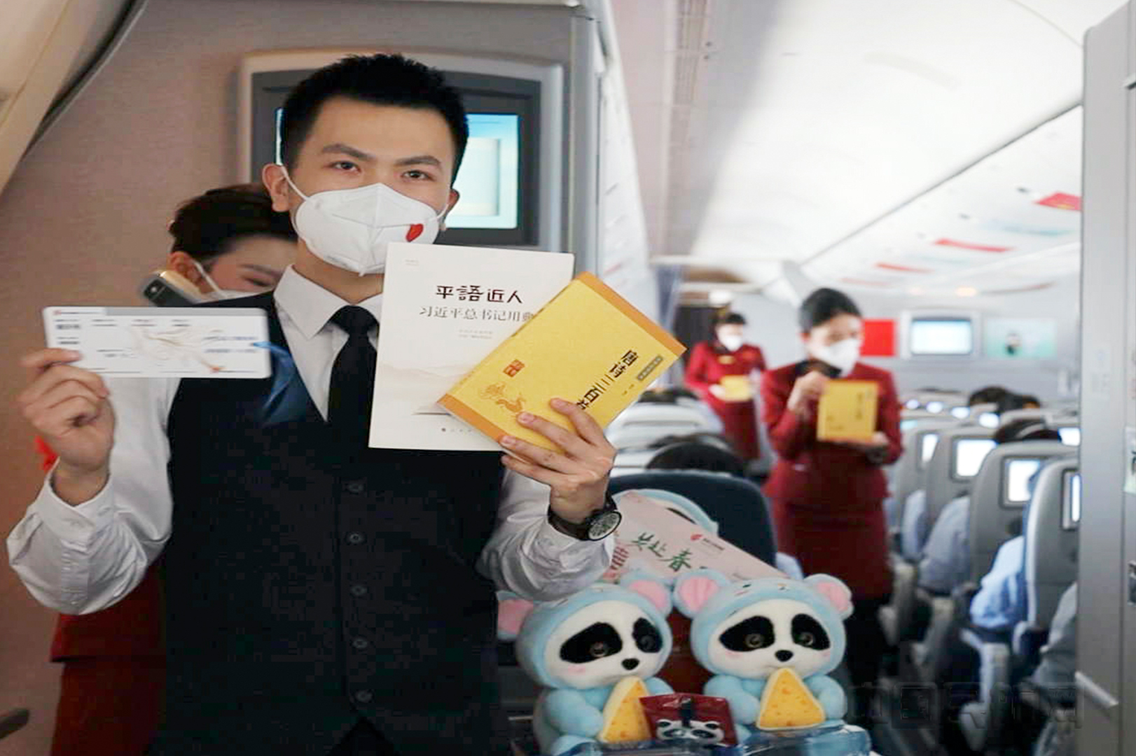 11.医疗队员们说,国航的纪念品很有意义,《平语近人》饱含家国情怀,《唐诗三百首》让我们在春日暖阳里感受诗和远方。1.jpg 11.医疗队员们说,国航的纪念品很有意义,《平语近人》饱含家国情怀,《唐诗三百首》让我们在春日暖阳里感受诗和远方。1.jpg