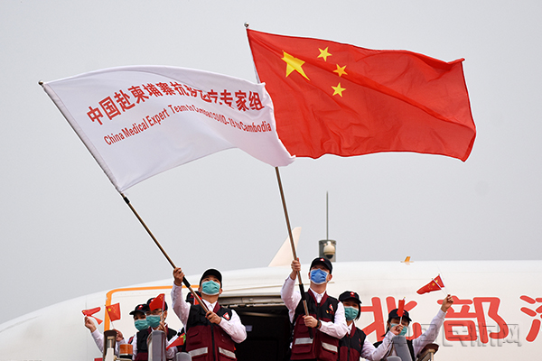 图 中国赴柬埔寨抗疫医疗专家组挥舞国旗走下飞机1.jpg 图 中国赴柬埔寨抗疫医疗专家组挥舞国旗走下飞机1.jpg