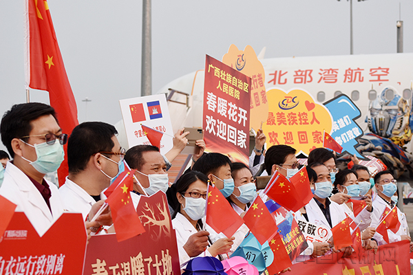 图 迎接人群1.jpg 图 迎接人群1.jpg