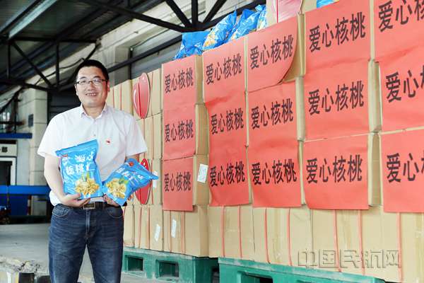 王有勉 摄影 姜涛与他带回的“爱心核桃仁”_副本.jpg 王有勉 摄影 姜涛与他带回的“爱心核桃仁”_副本.jpg