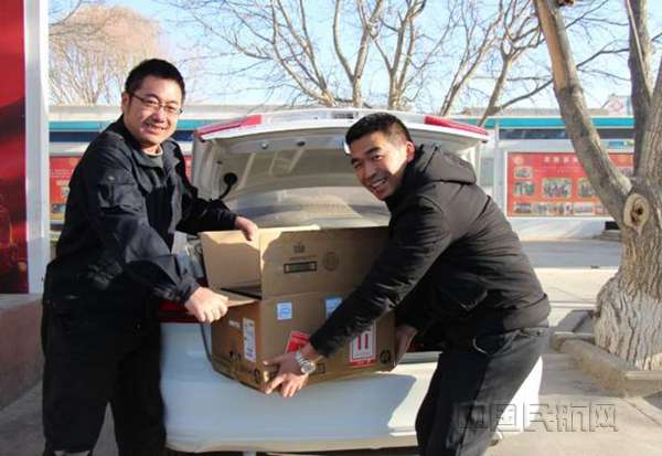 南航大连分公司捐赠的爱心电脑到达和田_副本.jpg 南航大连分公司捐赠的爱心电脑到达和田_副本.jpg