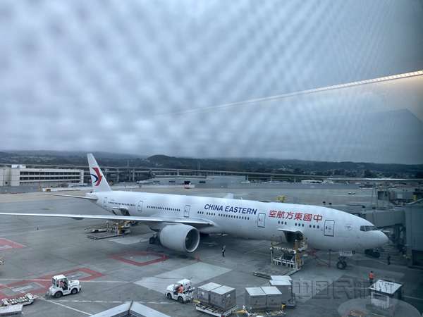 成年留学生搭乘东航mu590包机航班从美国旧金山抵达上海浦东国际机场