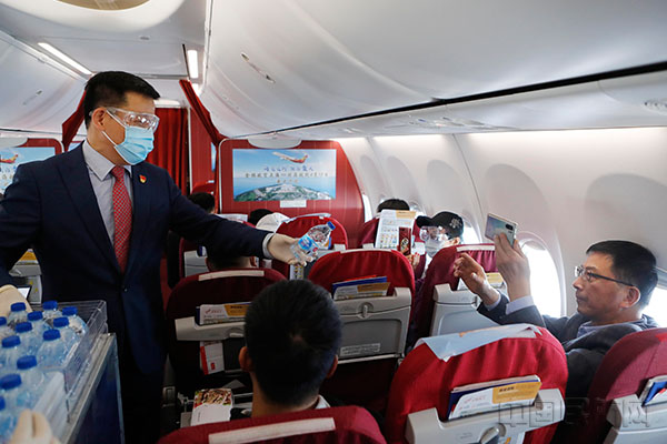 金鹏航空首席执行官于文勇在航班上服务旅客1