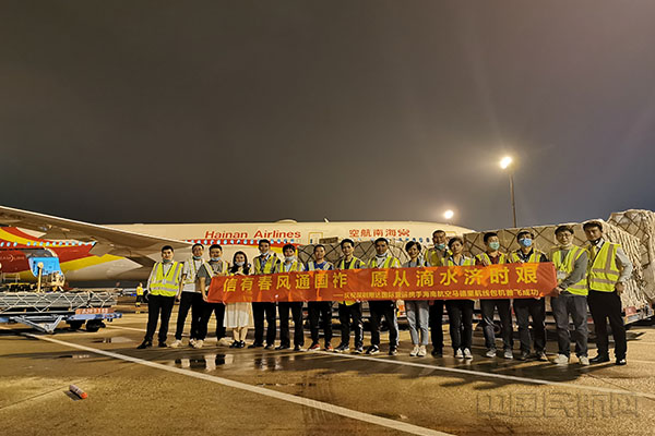 附图2:海南航空深圳-马德里“客改货”包机工作人员合影1.jpg 附图2:海南航空深圳-马德里“客改货”包机工作人员合影1.jpg