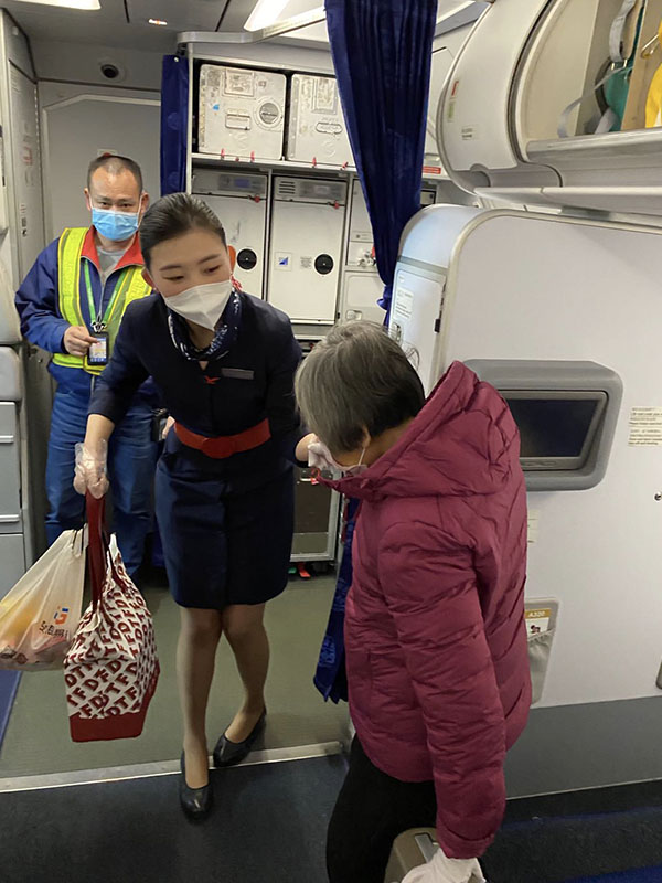 乘务员搀扶旅客下飞机21.jpg 乘务员搀扶旅客下飞机21.jpg