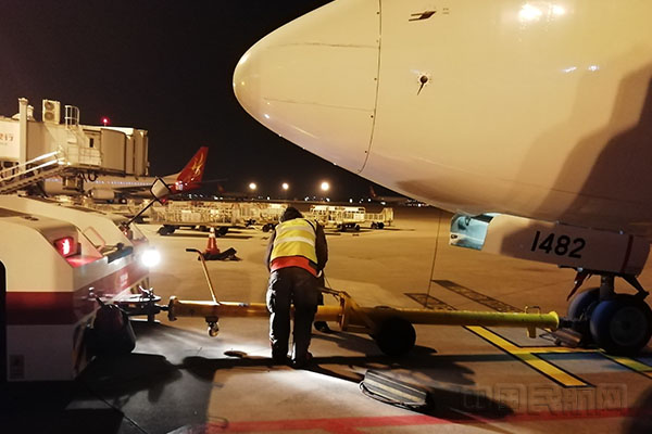 图1:长安航空维修检查人员对维修牵引前准备开展检查1.jpg 图1:长安航空维修检查人员对维修牵引前准备开展检查1.jpg