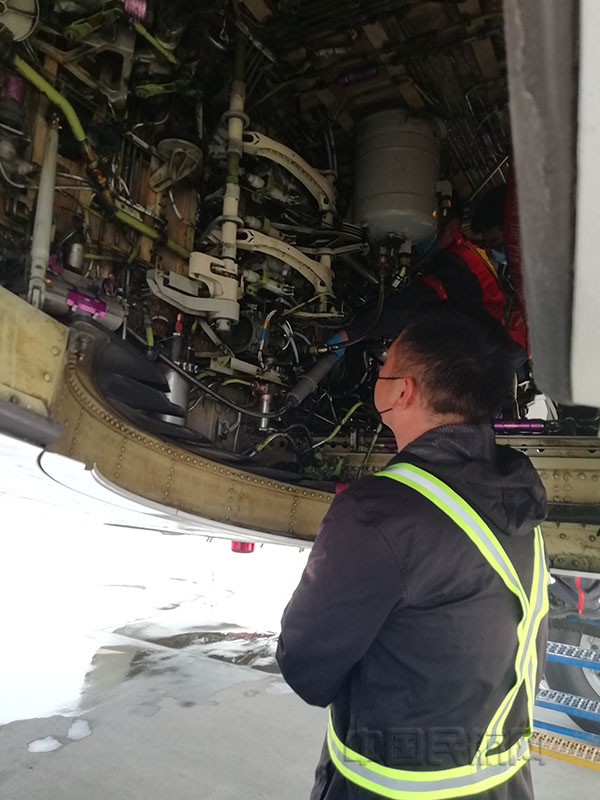 图2:长安航空维修监察人员对工作可能带来“跑、冒、滴、漏”的情况进行详细检查1.jpg 图2:长安航空维修监察人员对工作可能带来“跑、冒、滴、漏”的情况进行详细检查1.jpg