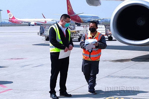 附图:长安航空监察员与一线岗位工作人员沟通装机单信息1.jpg 附图:长安航空监察员与一线岗位工作人员沟通装机单信息1.jpg