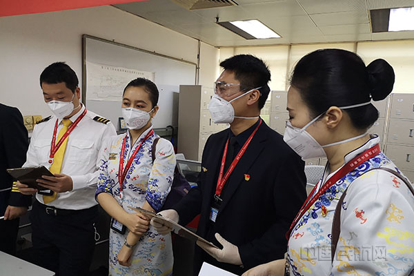 附图：海南航空航空安全员于信新参加航前准备会1.jpg