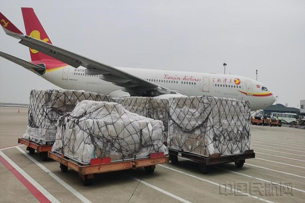 1图一 天津航空飞机与等待装机的货物.jpg