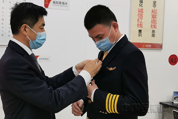附图1：长安航空党委书记、董事长在“火线入党”宣誓仪式上为曲堃佩戴党徽1.jpg