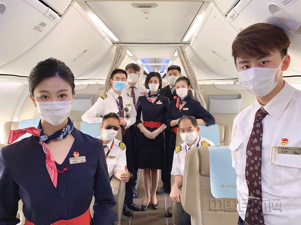 团员青年“亮身份”保障MU2469航班-东航武汉供图_副本.jpg