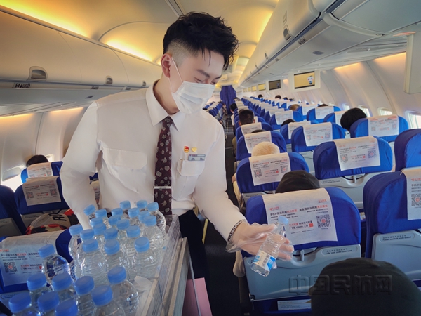 佩戴团徽亮相的乘务员在武汉-宁波航班上服务旅客-东航武汉供图_副本.jpg