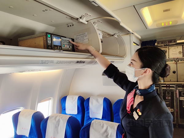 MU2373航班的乘务员做好客舱设备检查-东航武汉供图_副本.jpg