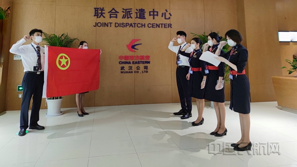 东航武汉公司的MU2373航班航前准备会上，团员青年重温入团誓词-东航武汉供图_副本.jpg