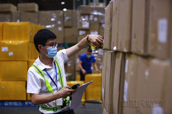 图二:南航白云物流公司出港室员工正在加紧处理包机货物。(刘承恺 林壮伟摄)_副本.jpg 图二:南航白云物流公司出港室员工正在加紧处理包机货物。(刘承恺 林壮伟摄)_副本.jpg