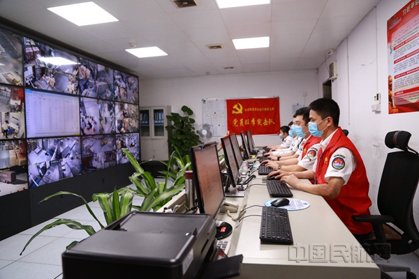 图六:南航白云物流公司组建党员临时包机任务突击队,团员青年突击队,紧急支援现场高峰时段。(刘承恺 林壮伟摄)_副本.jpg 图六:南航白云物流公司组建党员临时包机任务突击队,团员青年突击队,紧急支援现场高峰时段。(刘承恺 林壮伟摄)_副本.jpg