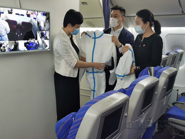 在模拟舱乘务组穿着防护服进行安全应急处置的情景演练 (2)_副本.png 在模拟舱乘务组穿着防护服进行安全应急处置的情景演练 (2)_副本.png