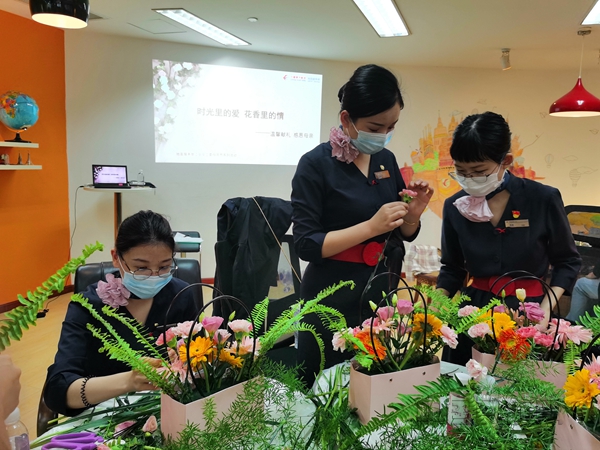 东航地服员工学习插花-东航地服供图_副本.jpg 东航地服员工学习插花-东航地服供图_副本.jpg