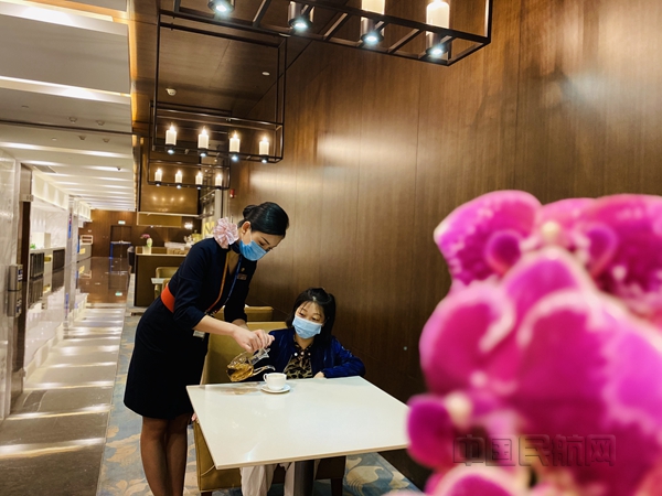 东航贵宾室员工为旅客送上节日主题茶饮-东航地服供图_副本.jpg 东航贵宾室员工为旅客送上节日主题茶饮-东航地服供图_副本.jpg