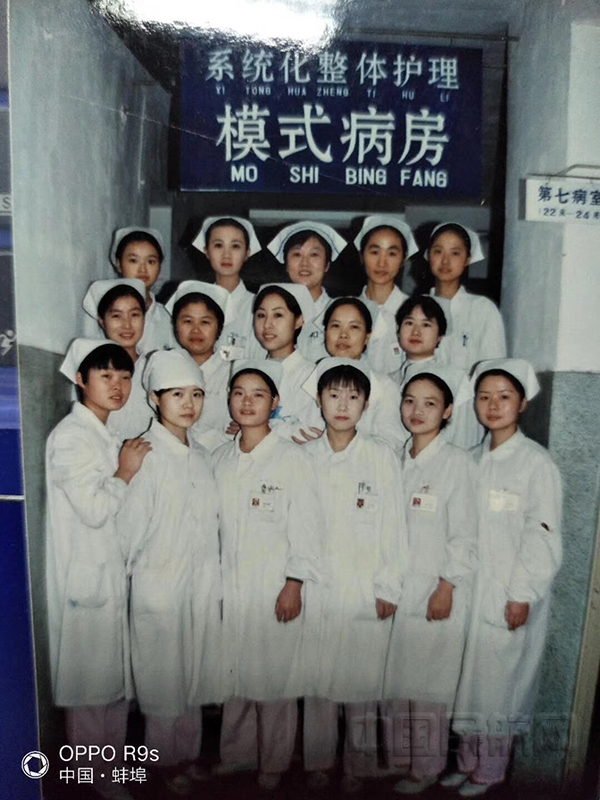 毛春红的护士照（最后一排左起第二位）1.jpg