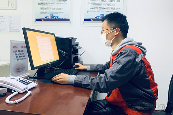 图 相雷在北部湾航空榆林外站坚守岗位1.jpg 图 相雷在北部湾航空榆林外站坚守岗位1.jpg