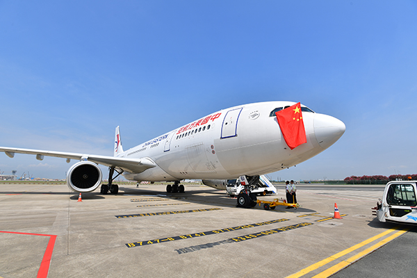 在深圳机场整装待发的东航“客改货”航班-东航供图1.jpg