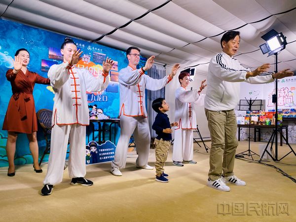 王正华在直播间和春秋的中外同事一起展示练习了多年的太极拳-春秋供图.jpg 王正华在直播间和春秋的中外同事一起展示练习了多年的太极拳-春秋供图.jpg