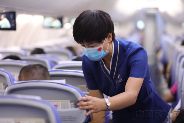 旅客登机前,崔贤在仔细检查客舱.jpg 旅客登机前,崔贤在仔细检查客舱.jpg