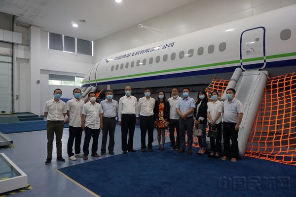 一二三航空的党员们现场参观交流--蔡晓悠摄.jpg 一二三航空的党员们现场参观交流--蔡晓悠摄.jpg