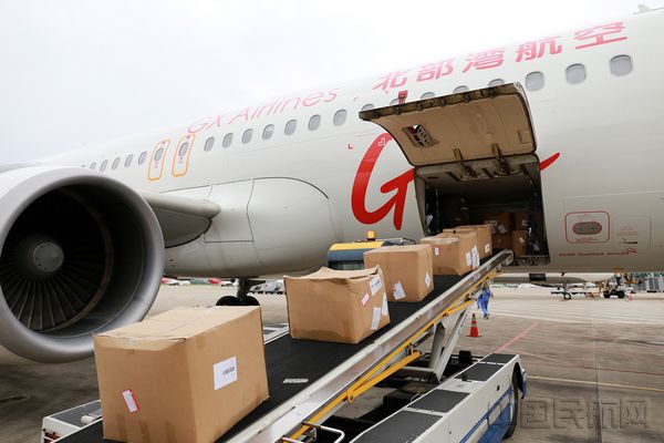 图  运往泰国的货品通过传送带装入北部湾航空GX8907航班货舱（1）.jpg