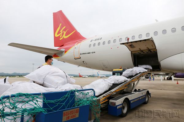 图  运往泰国的货品通过传送带装入北部湾航空GX8907航班货舱（2）.jpg